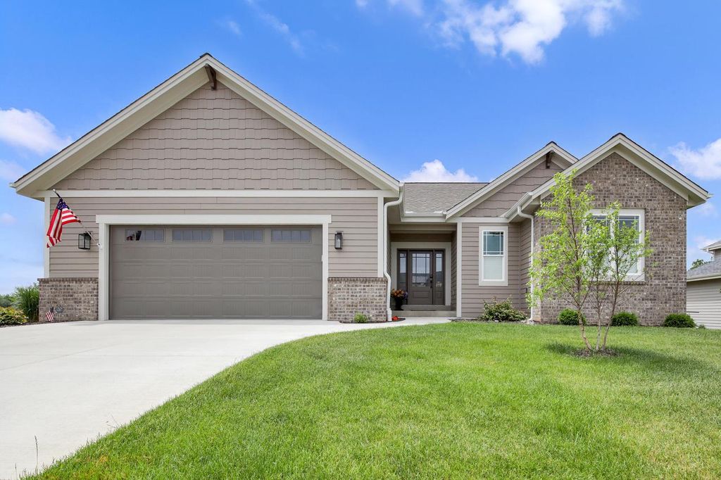 S54W25469 Pebble Brook COURT, Waukesha, WI 53189