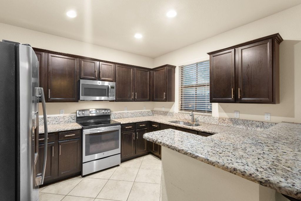 Image 7 of property listing at 9596 Town Parc Circle 9596, Parkland, FL 33076