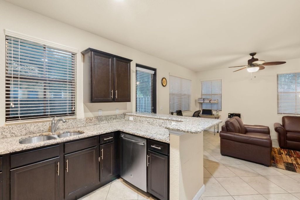 Image 8 of property listing at 9596 Town Parc Circle 9596, Parkland, FL 33076