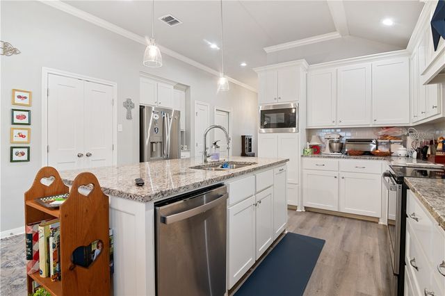 422 Travis Drive, Mcgregor, TX 76657