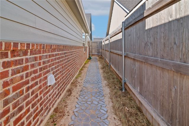 422 Travis Drive, Mcgregor, TX 76657