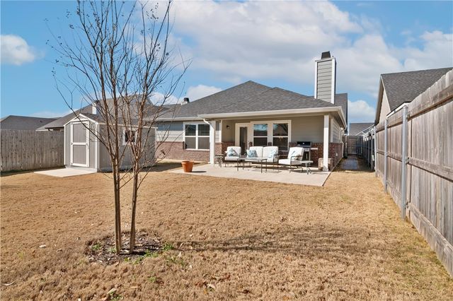 422 Travis Drive, Mcgregor, TX 76657