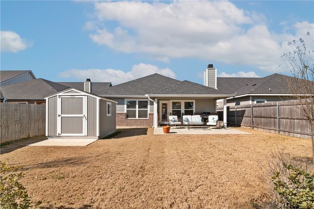 422 Travis Drive, Mcgregor, TX 76657