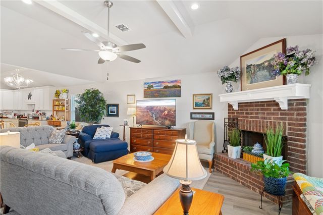 422 Travis Drive, Mcgregor, TX 76657