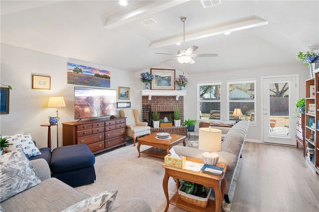 422 Travis Drive, Mcgregor, TX 76657