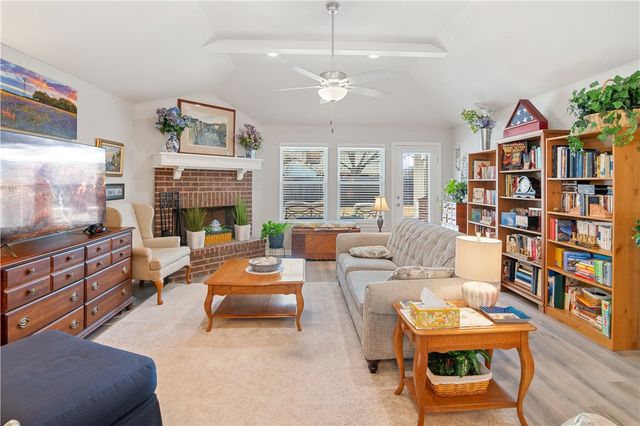 422 Travis Drive, Mcgregor, TX 76657