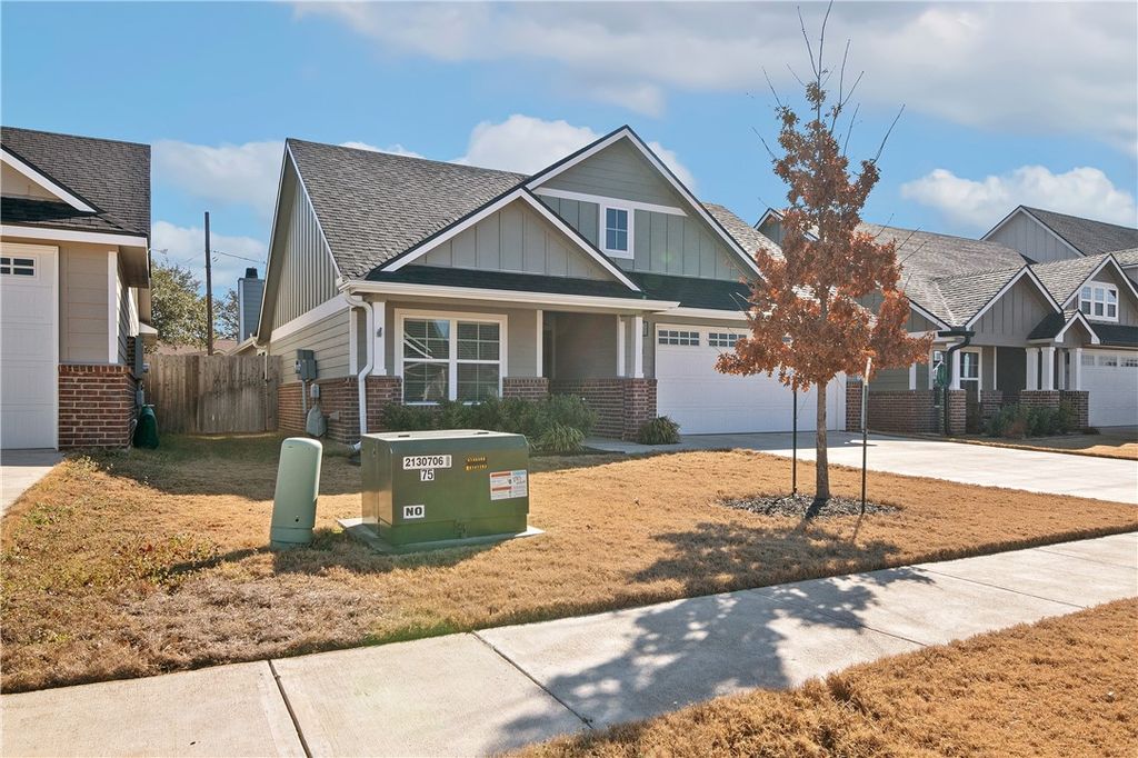 422 Travis Drive, Mcgregor, TX 76657