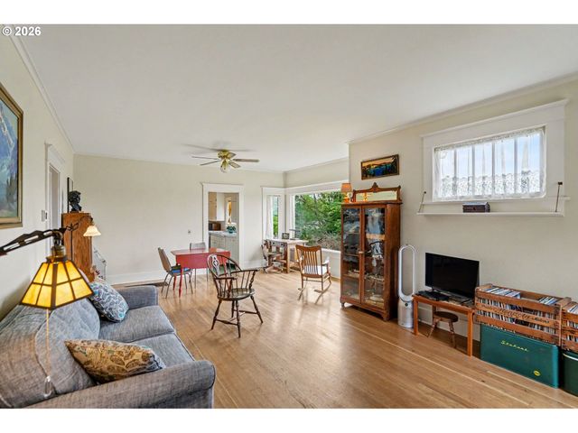 700 OAK St, Silverton, OR 97381