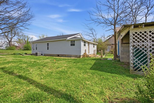 310 Smith Ave, Hohenwald, TN 38462