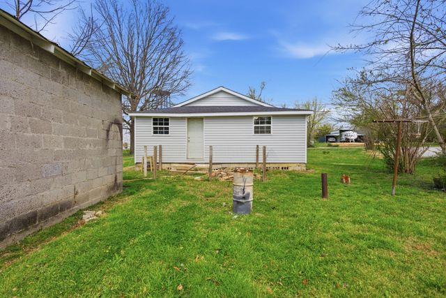 310 Smith Ave, Hohenwald, TN 38462