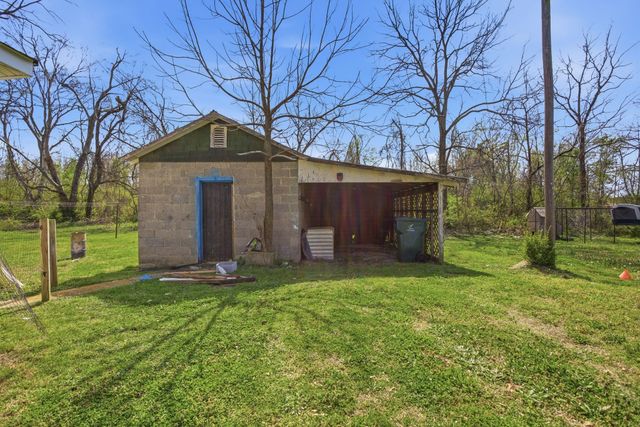 310 Smith Ave, Hohenwald, TN 38462