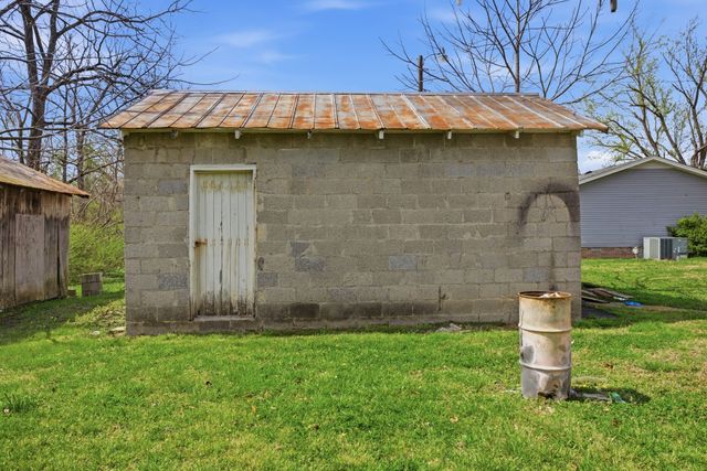 310 Smith Ave, Hohenwald, TN 38462
