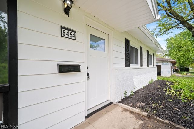 8454 Royalhaven Drive, North Royalton, OH 44133