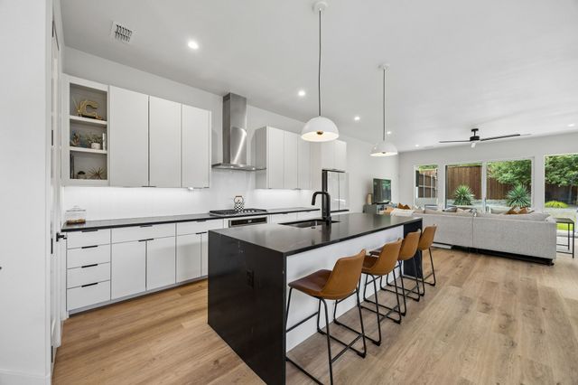 818 Muncie Avenue, Dallas, TX 75212