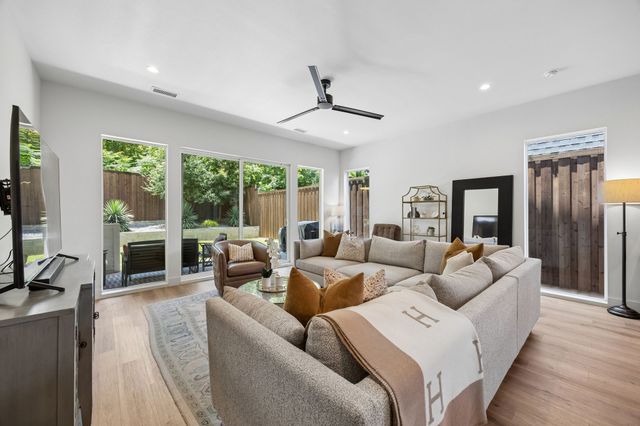 818 Muncie Avenue, Dallas, TX 75212