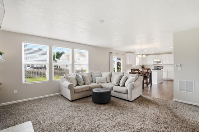 136 Halcyon Drive, Pataskala, OH 43062