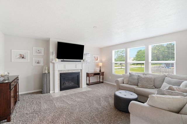 136 Halcyon Drive, Pataskala, OH 43062