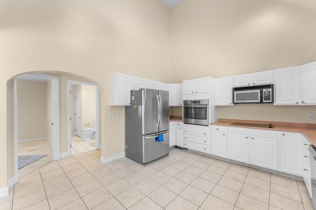 51 Goodnow Ln, Framingham, MA 01702
