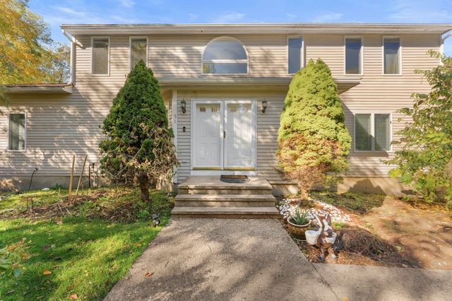 51 Goodnow Ln, Framingham, MA 01702