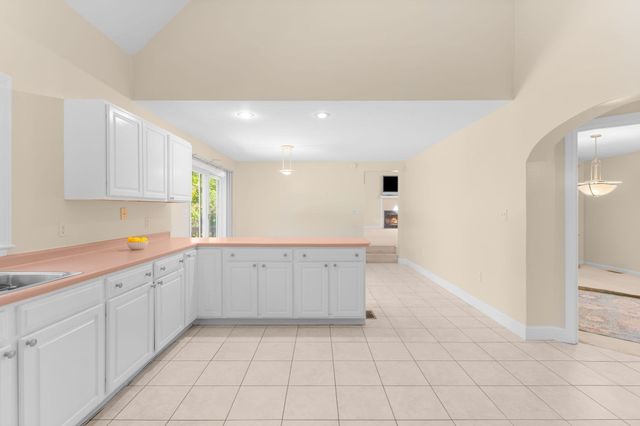 51 Goodnow Ln, Framingham, MA 01702