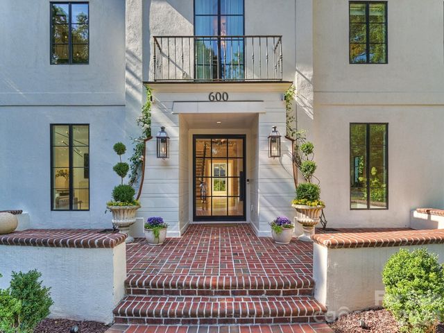600 Hermitage Road, Charlotte, NC 28207