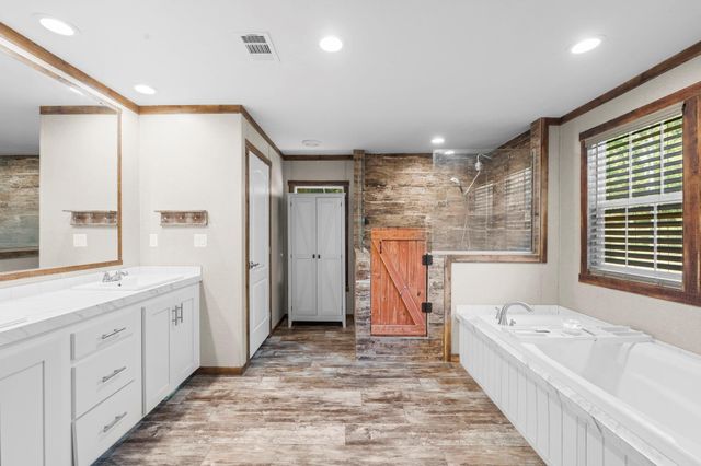 577 S Winding River Road, Oakhurst, TX 77364