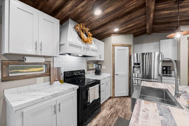 577 S Winding River Road, Oakhurst, TX 77364