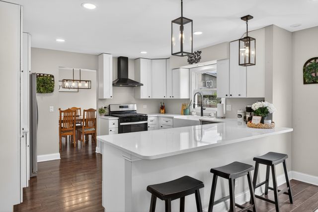 1285 N Lyle Avenue, Elgin, IL 60123