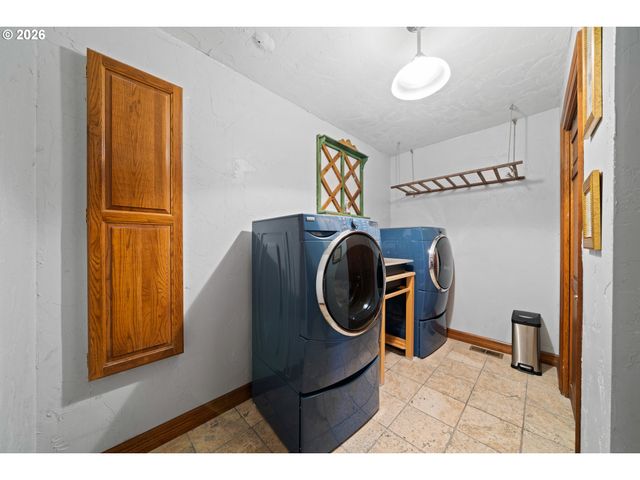 1777 SKYLAND Dr, Lake Oswego, OR 97034