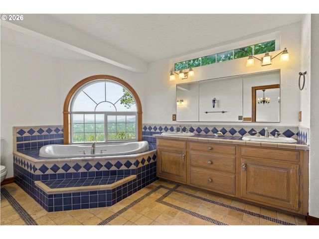 1777 SKYLAND Dr, Lake Oswego, OR 97034