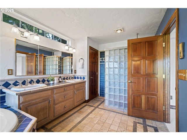1777 SKYLAND Dr, Lake Oswego, OR 97034