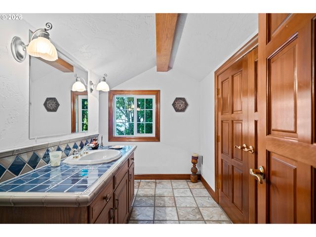 1777 SKYLAND Dr, Lake Oswego, OR 97034