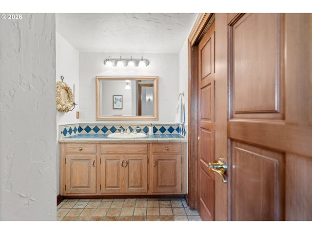 1777 SKYLAND Dr, Lake Oswego, OR 97034