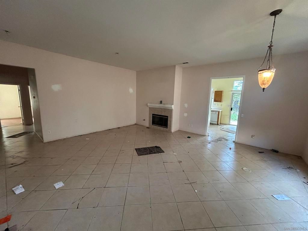 Image 2 of property listing at 505 Portico Dr, Oceanside, CA 92058