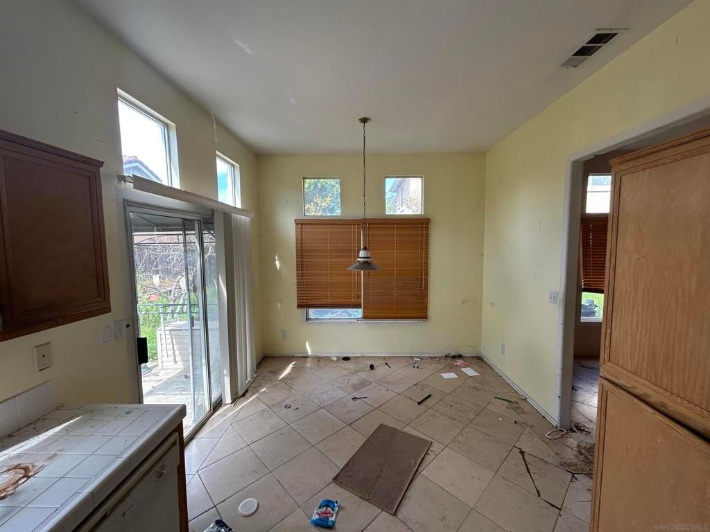 Image 5 of property listing at 505 Portico Dr, Oceanside, CA 92058