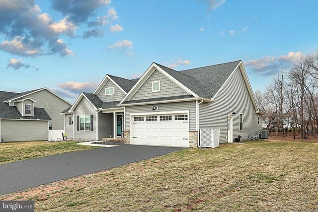 141 OXFORD BLVD, New Oxford, PA 17350