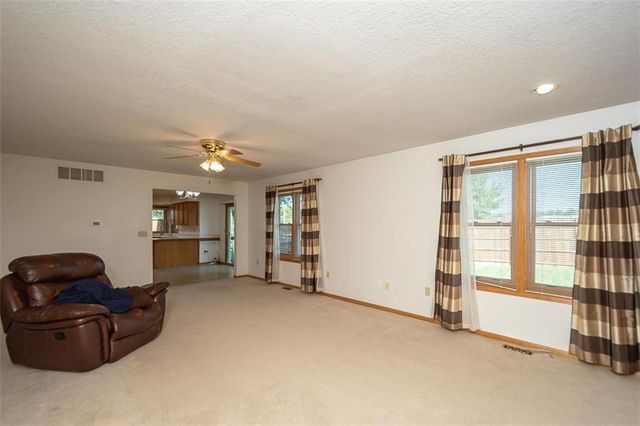 1303 Pin Oak Circle, Ottawa, KS 66067