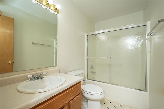 1303 Pin Oak Circle, Ottawa, KS 66067