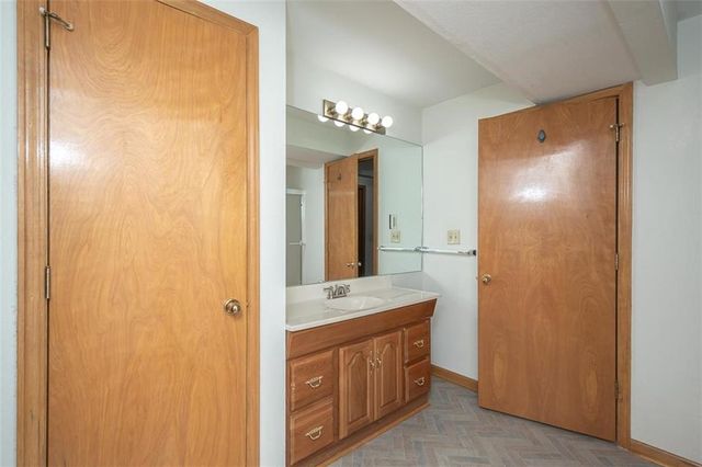 1303 Pin Oak Circle, Ottawa, KS 66067