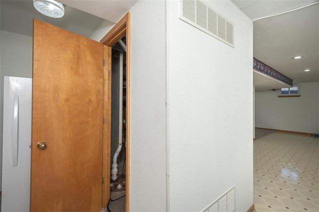 1303 Pin Oak Circle, Ottawa, KS 66067