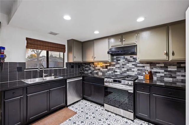 1008 E Newgrove, Lancaster, CA 93535