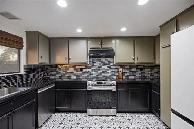 1008 E Newgrove, Lancaster, CA 93535