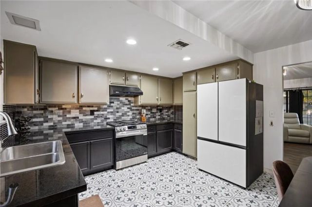 1008 E Newgrove, Lancaster, CA 93535