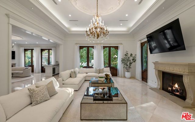 1021 N Crescent Drive, Beverly Hills, CA 90210