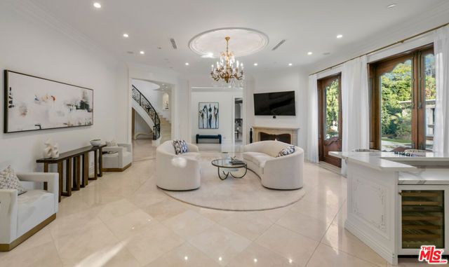 1021 N Crescent Drive, Beverly Hills, CA 90210