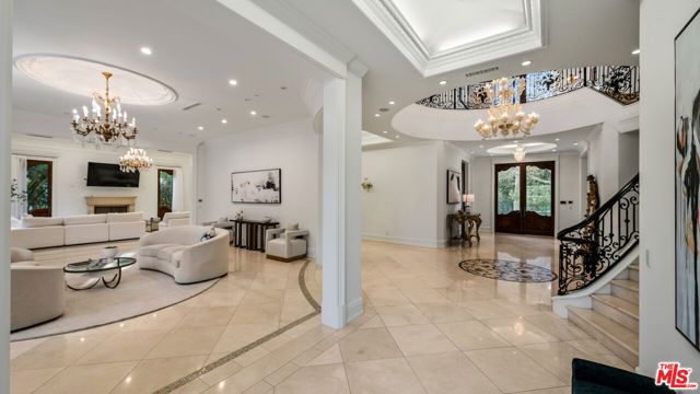 1021 N Crescent Drive, Beverly Hills, CA 90210