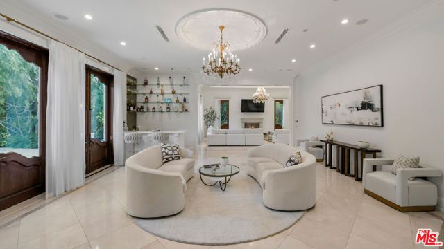 1021 N Crescent Drive, Beverly Hills, CA 90210