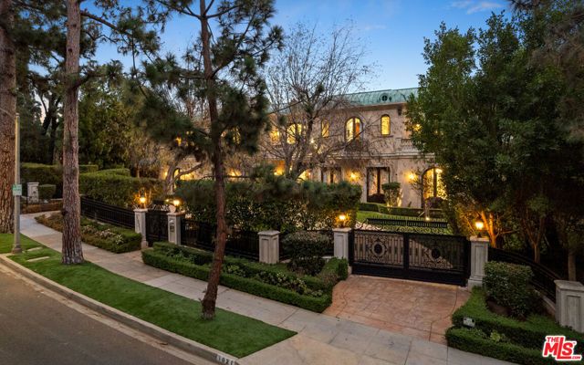 1021 N Crescent Drive, Beverly Hills, CA 90210