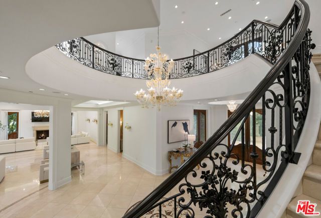 1021 N Crescent Drive, Beverly Hills, CA 90210