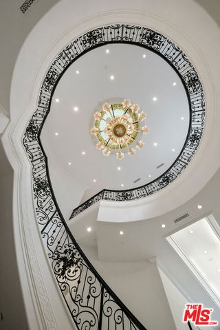 1021 N Crescent Drive, Beverly Hills, CA 90210